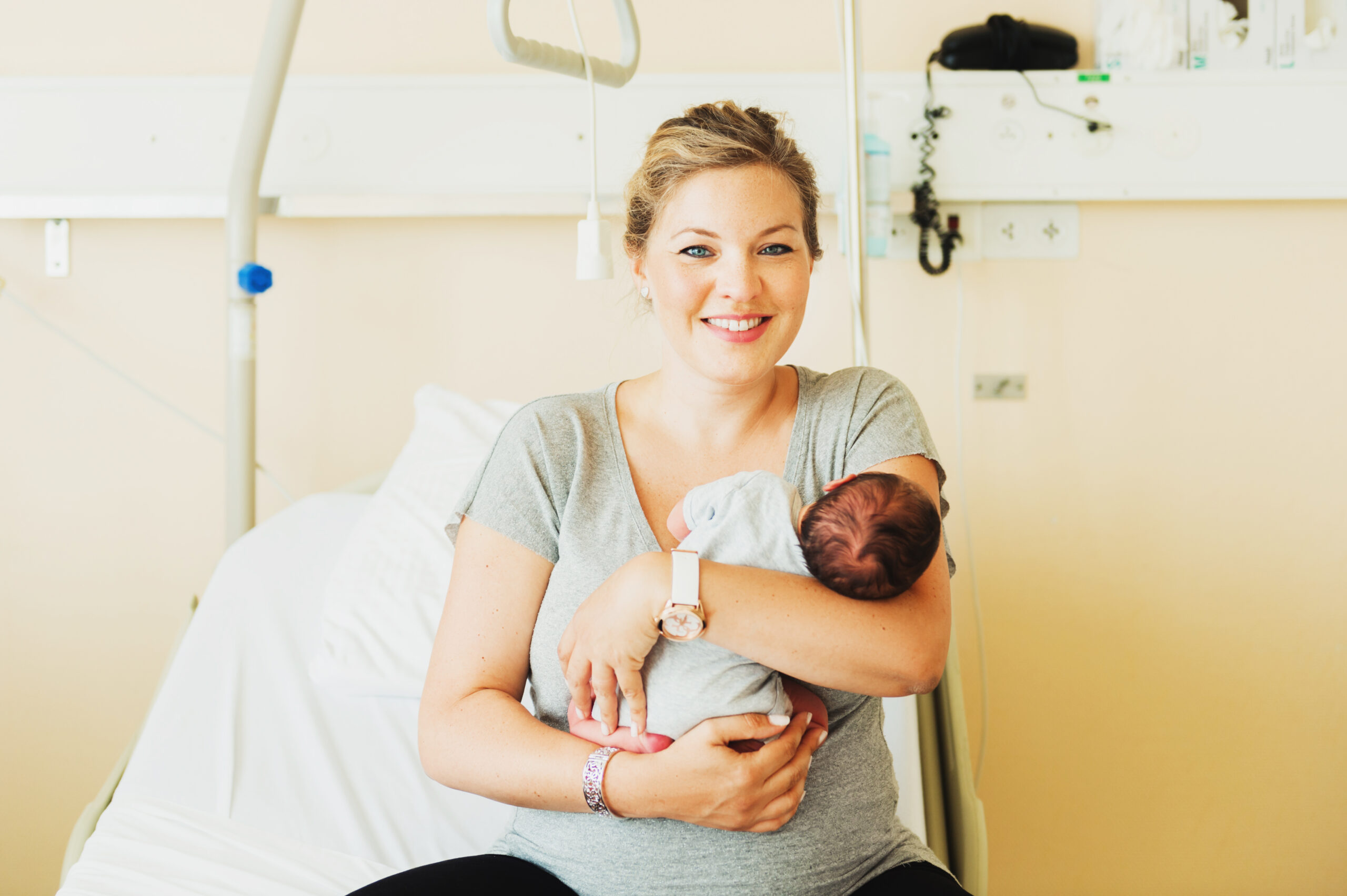 К чему снится родить ребенка беременной. Мама с новорожденным ребенком. Фото новорожденного с мамой. Мама с новорождённым ребёнком в больнице картинки. Фото мамы с новорожденным ребенком в больнице.