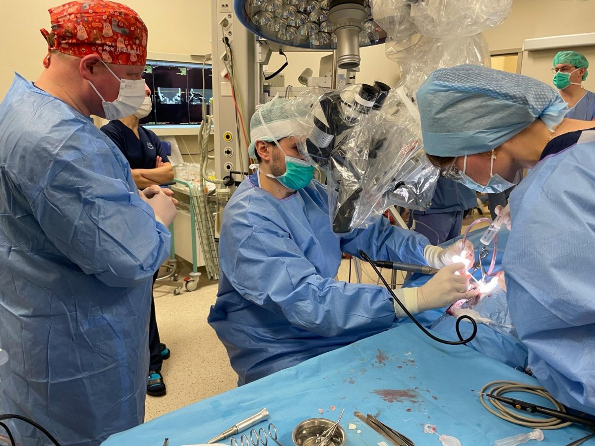 Białystok: operacja wszczepienia pierwszego na Podlasiu innowacyjnego implantu ucha środkowego